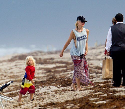 Стефани устроила семейный поход на пляж. Фото