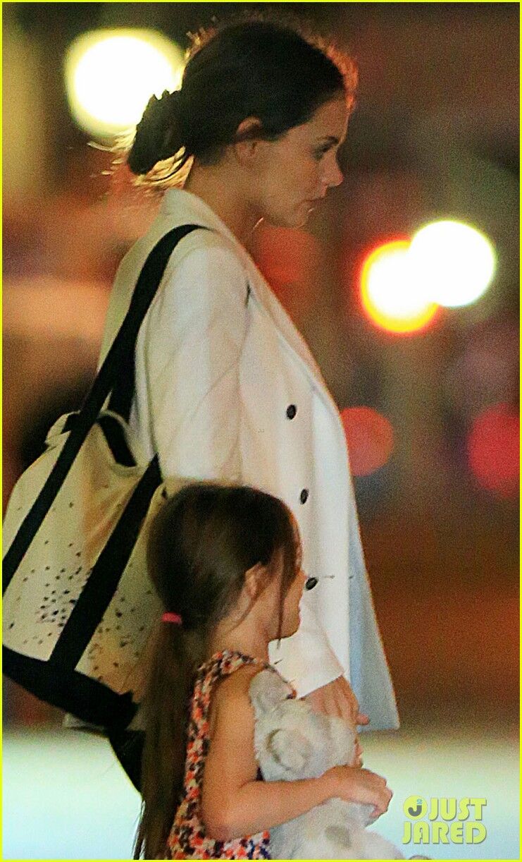 Кэти Холмс ведет Сури в ресторан. Фото