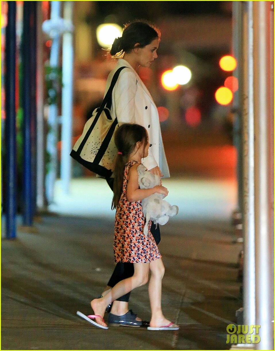 Кэти Холмс ведет Сури в ресторан. Фото