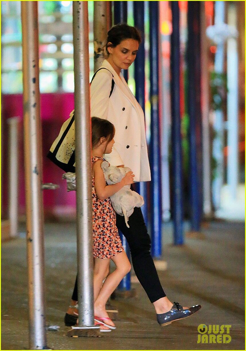 Кэти Холмс ведет Сури в ресторан. Фото