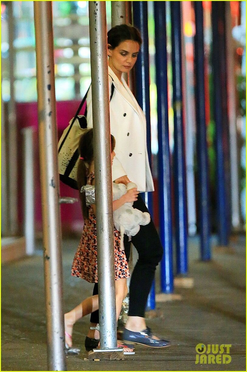 Кэти Холмс ведет Сури в ресторан. Фото