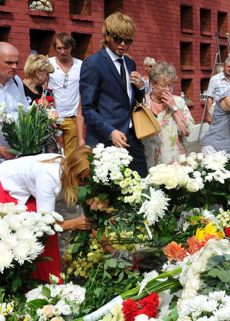 На могиле Людмилы Гурченко установили памятник. Фото