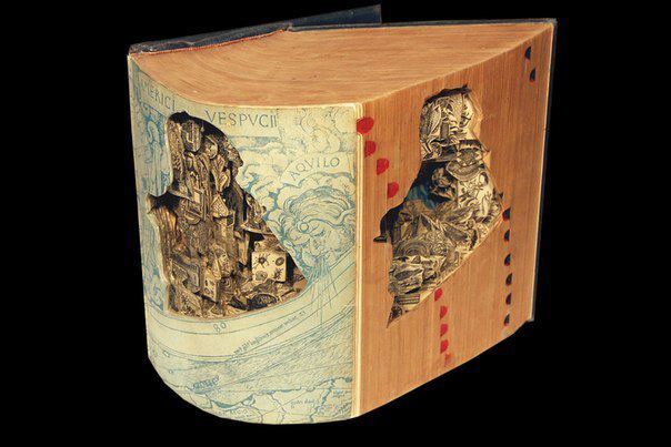 Cкульптура з книг