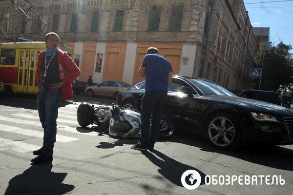 В центре Киева мотоциклист врезался в иномарку