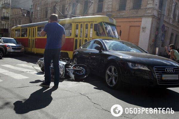 В центре Киева мотоциклист врезался в иномарку