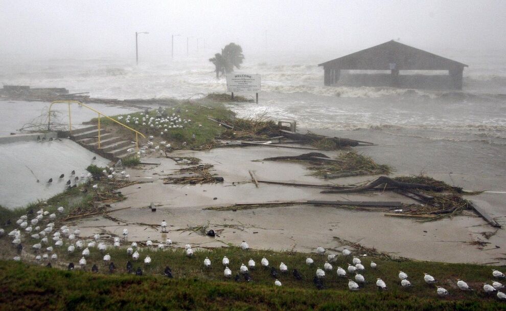 Последствия тропического шторма "Айзек"