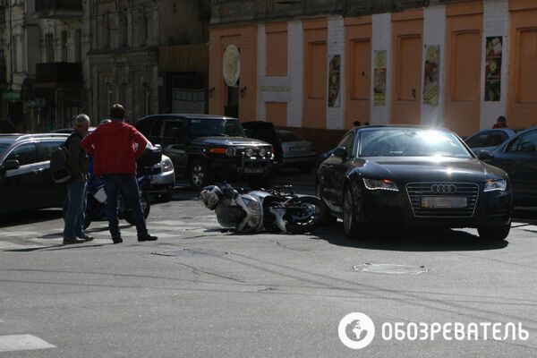 В центре Киева мотоциклист врезался в иномарку