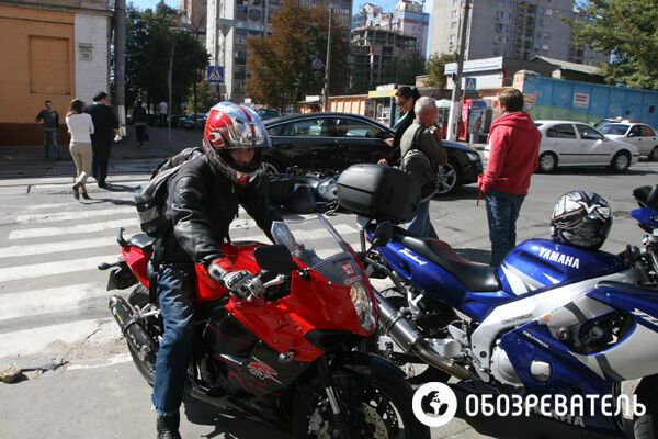 В центре Киева мотоциклист врезался в иномарку