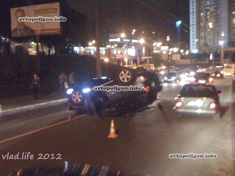 ДТП в Киеве: BMW на 25 метров отбросил Toyota RAV4. Фото  