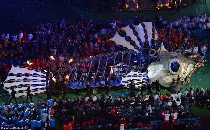 Звезды выступили на закрытии Паралимпийских игр. Фото