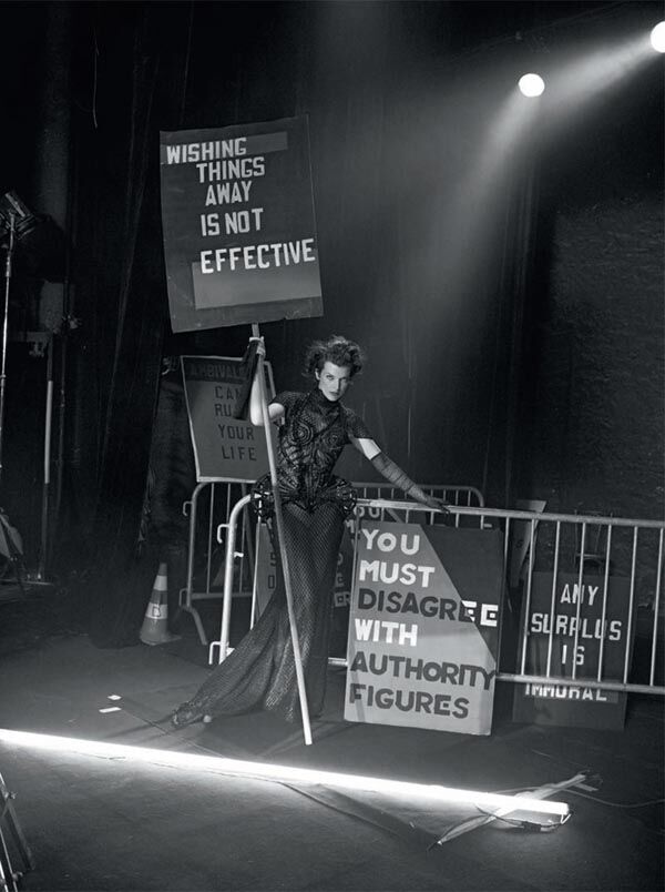 Милла Йовович на митинге