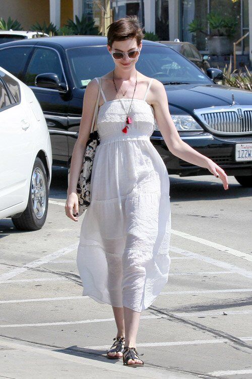 Хэтэуэй встретилась с подругой. Фото