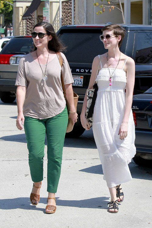 Хэтэуэй встретилась с подругой. Фото