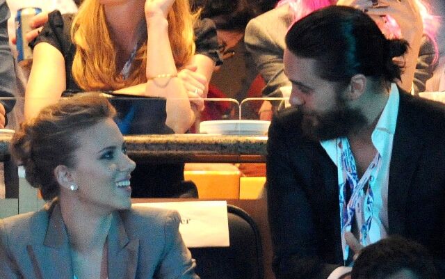 Йохансон держит за руку Лето. Фото