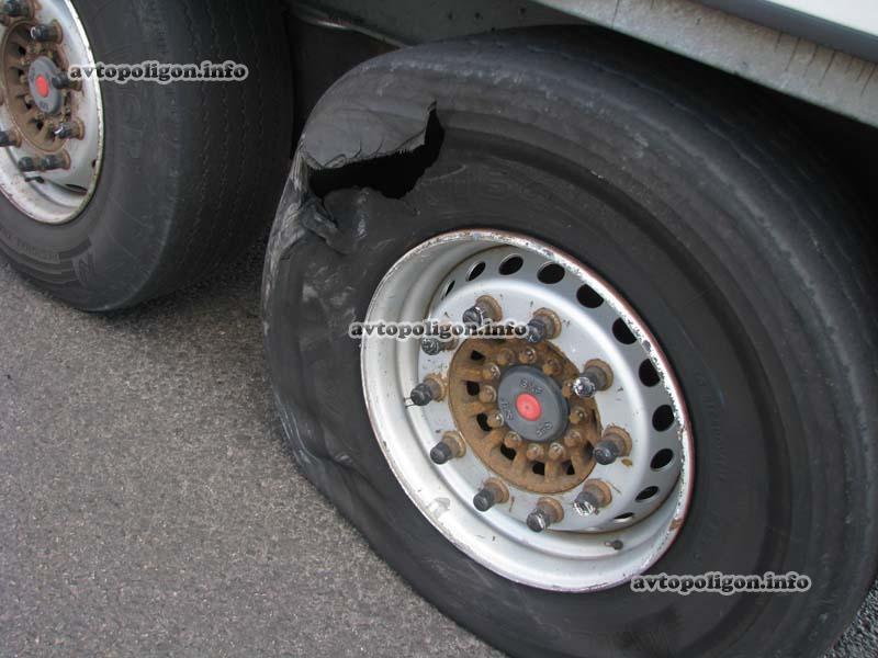 На пр-те Бажана машина влетела в подземный переход. Фото  