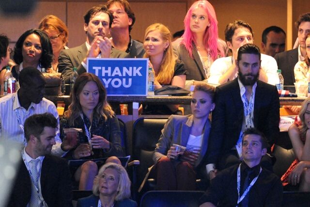 Йохансон держит за руку Лето. Фото