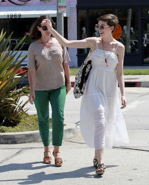 Хэтэуэй встретилась с подругой. Фото