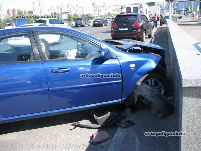 На пр-те Бажана машина влетела в подземный переход. Фото  