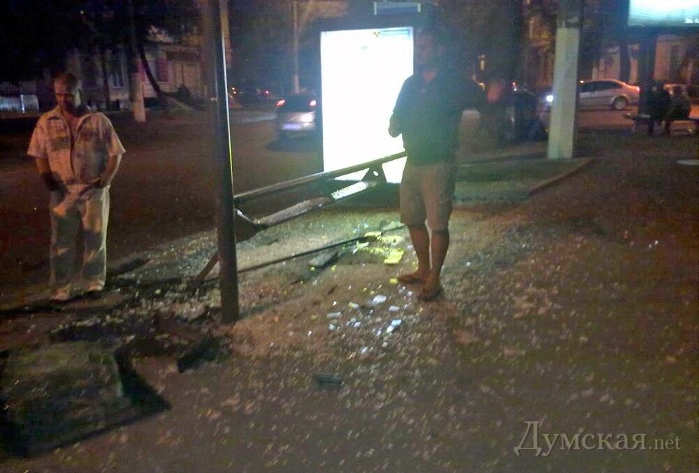 В центре Одессы мажоры снесли остановку. Фото. Видео  