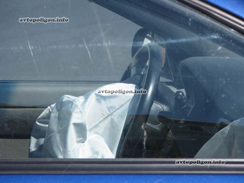 На пр-те Бажана машина влетела в подземный переход. Фото  