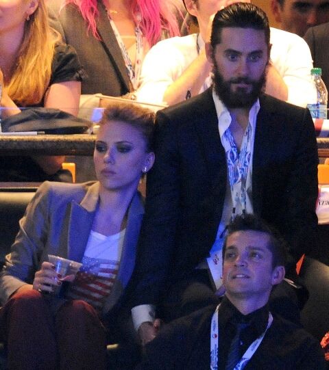 Йохансон держит за руку Лето. Фото