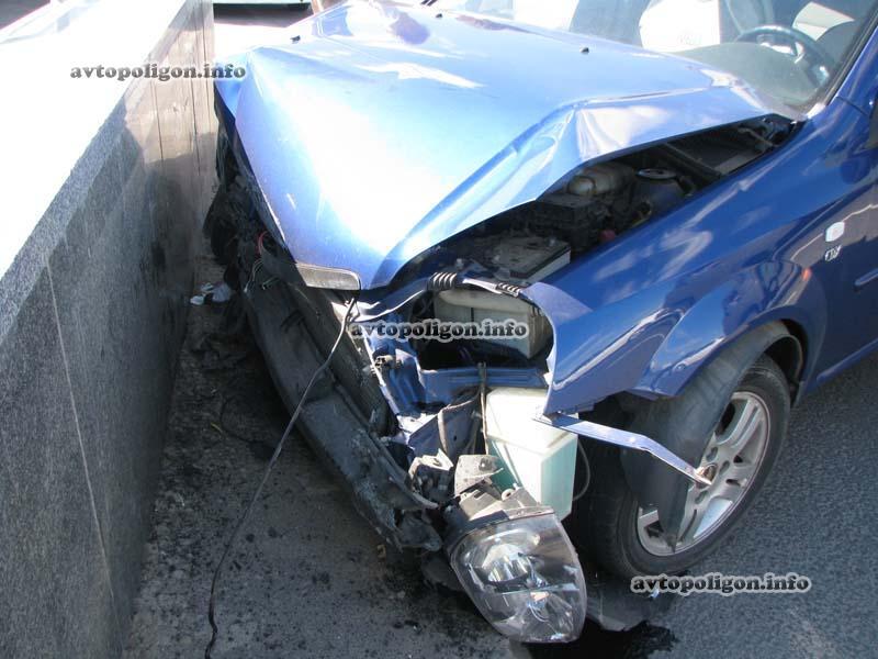 На пр-те Бажана машина влетела в подземный переход. Фото  