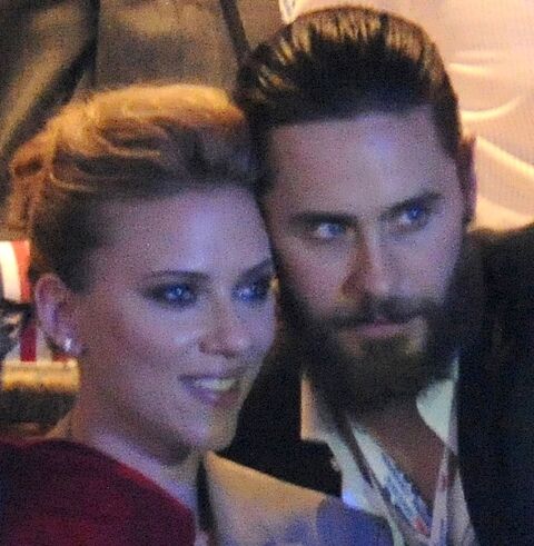 Йохансон держит за руку Лето. Фото