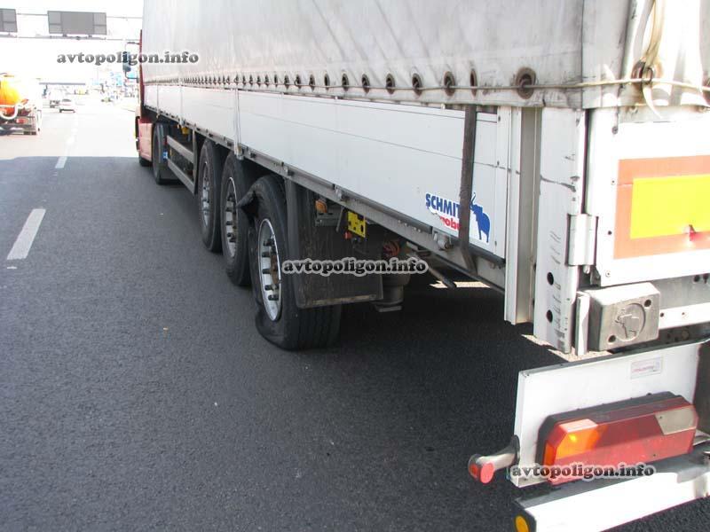 На пр-те Бажана машина влетела в подземный переход. Фото  