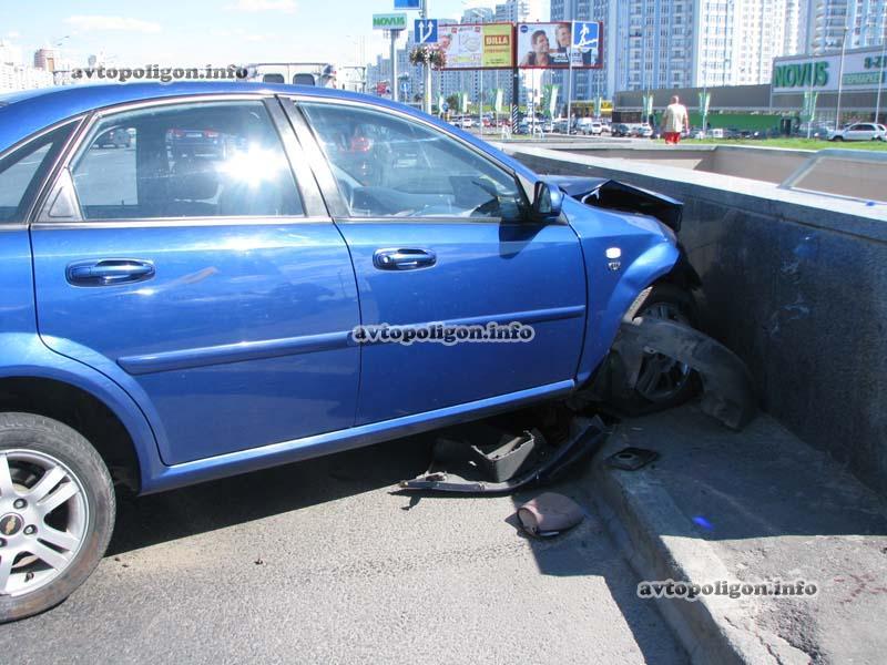 На пр-те Бажана машина влетела в подземный переход. Фото  
