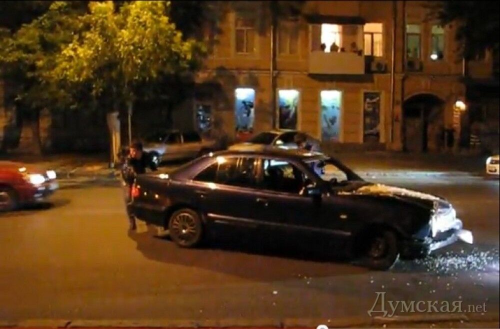 В центре Одессы мажоры снесли остановку. Фото. Видео  