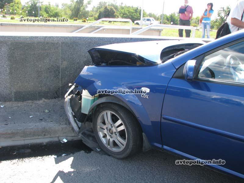 На пр-те Бажана машина влетела в подземный переход. Фото  