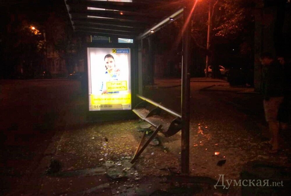 В центре Одессы мажоры снесли остановку. Фото. Видео  