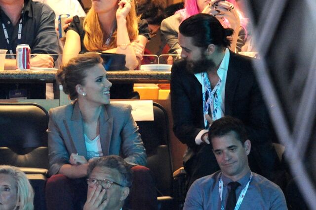 Йохансон держит за руку Лето. Фото