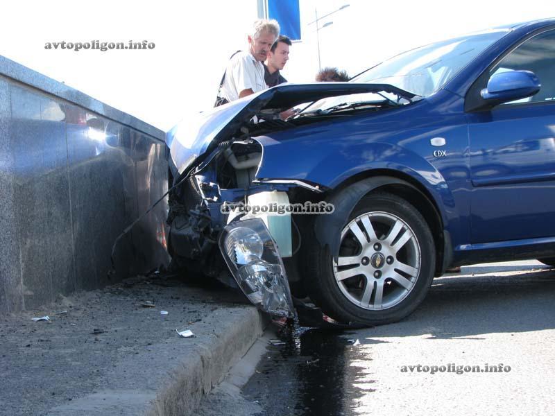 На пр-те Бажана машина влетела в подземный переход. Фото  
