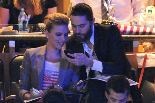 Йохансон держит за руку Лето. Фото