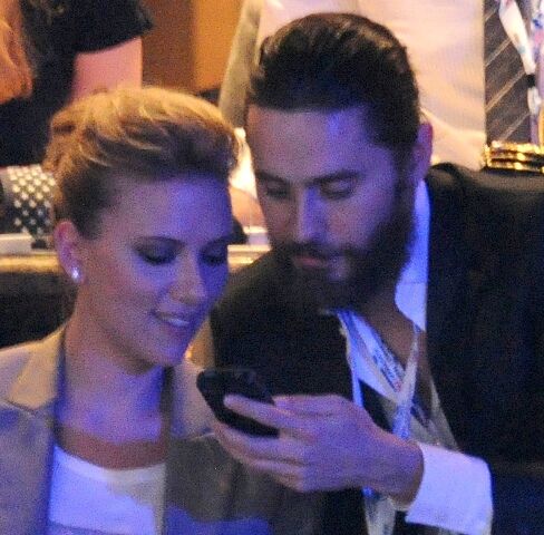 Йохансон держит за руку Лето. Фото