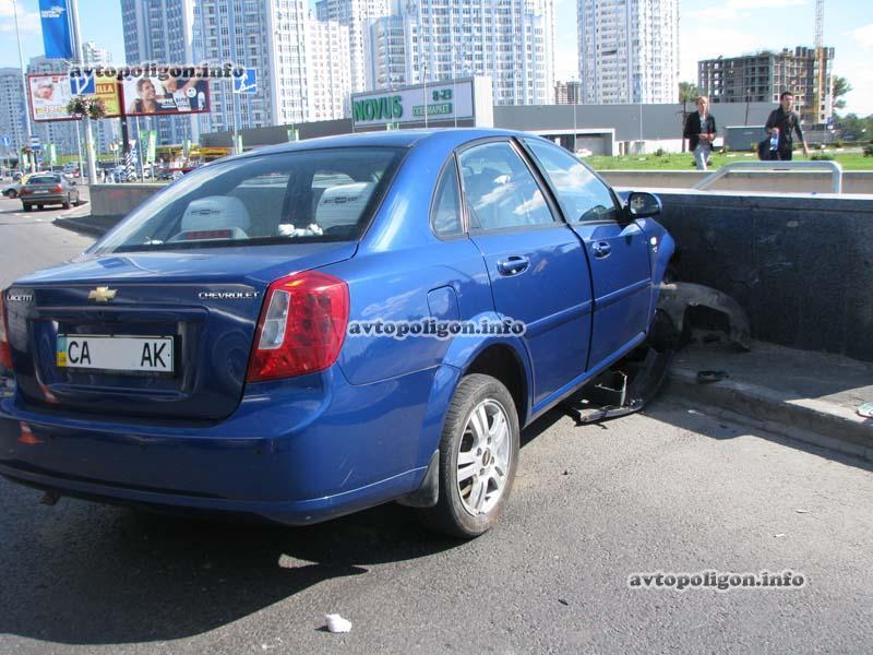 На пр-те Бажана машина влетела в подземный переход. Фото  