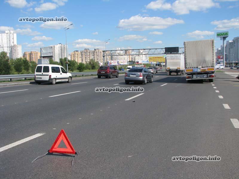 На пр-те Бажана машина влетела в подземный переход. Фото  