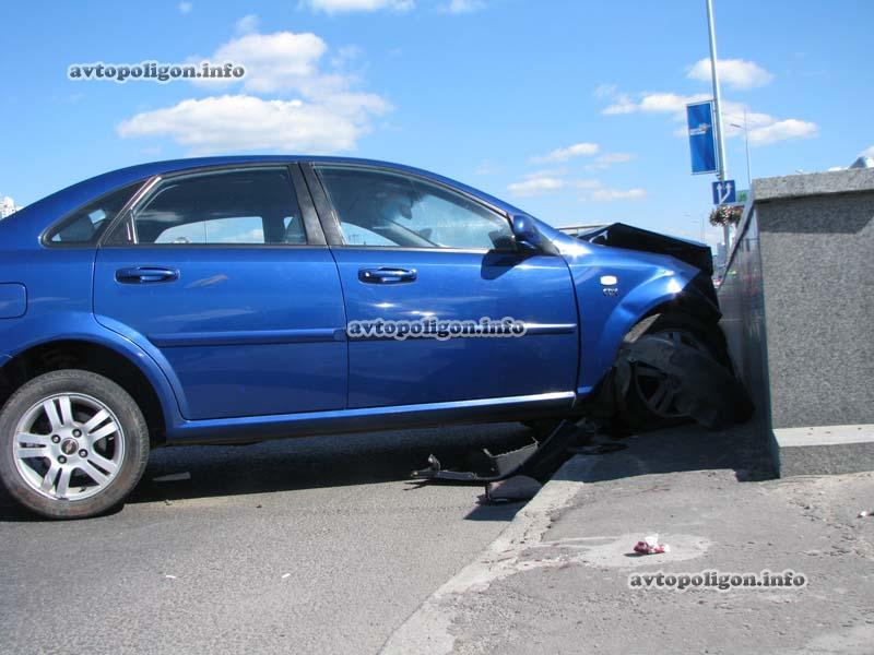 На пр-те Бажана машина влетела в подземный переход. Фото  