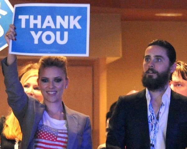 Йохансон держит за руку Лето. Фото