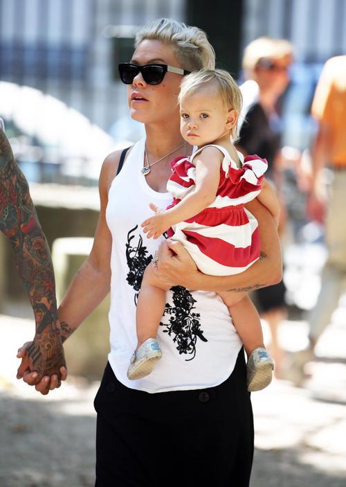 Пинк гуляет с семьей в Париже. Фото