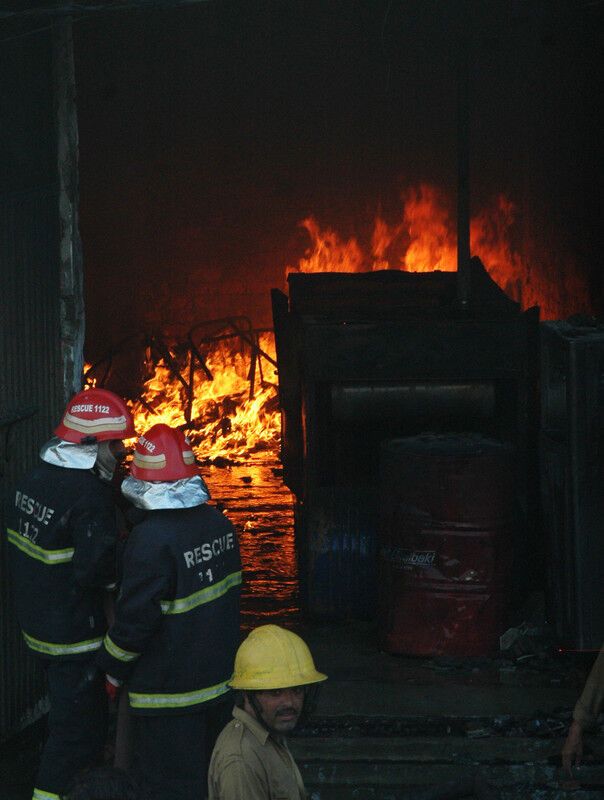 Возросло число жертв пожара на фабрике в Пакистане