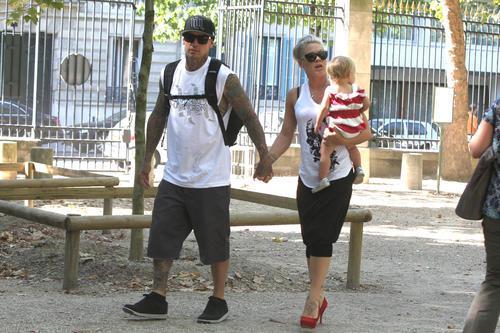 Пинк гуляет с семьей в Париже. Фото