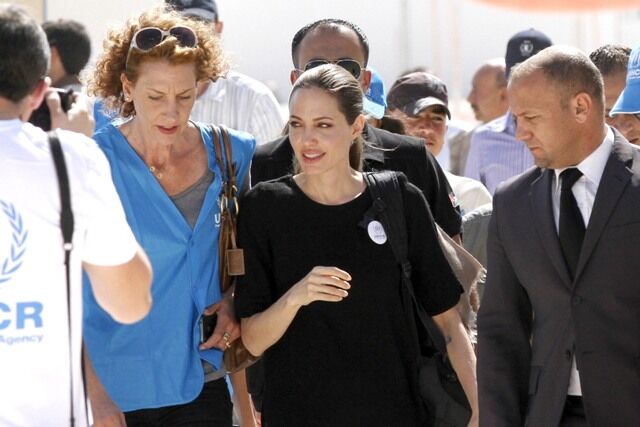 Джоли решает проблемы беженцев. Фото