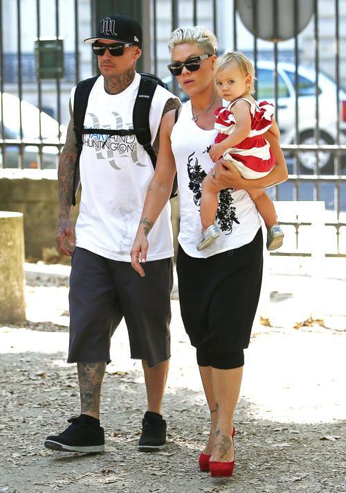 Пинк гуляет с семьей в Париже. Фото