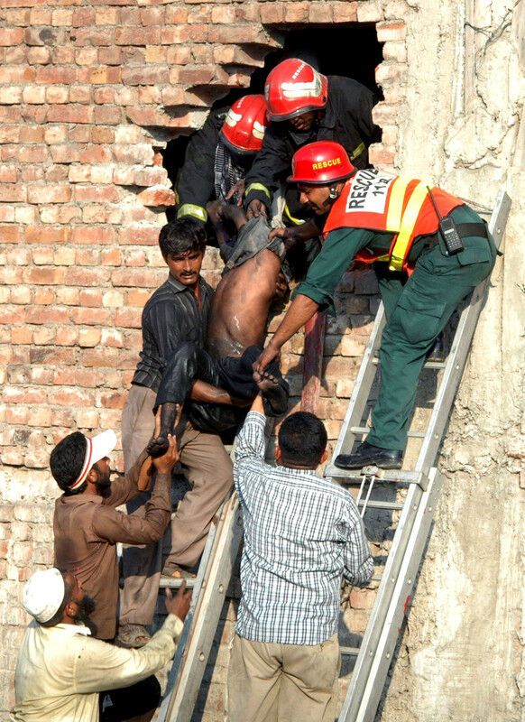 Возросло число жертв пожара на фабрике в Пакистане