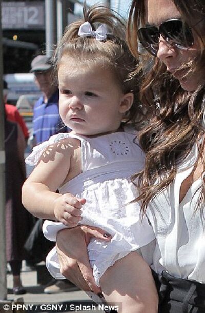 Виктория Бекхэм знакомит Харпер с модой. Фото