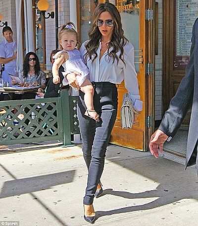 Виктория Бекхэм знакомит Харпер с модой. Фото