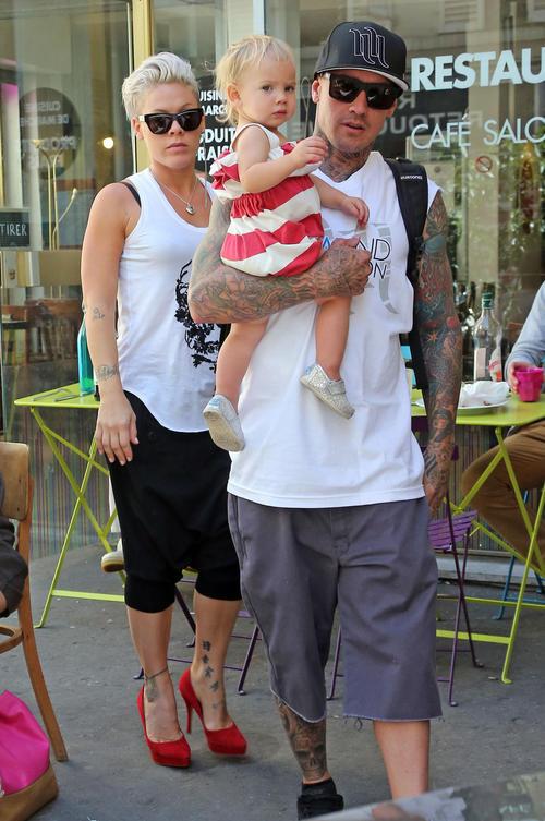 Пинк гуляет с семьей в Париже. Фото