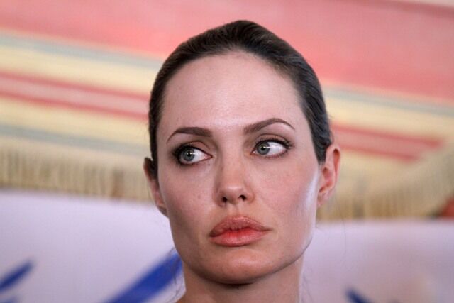 Джоли решает проблемы беженцев. Фото